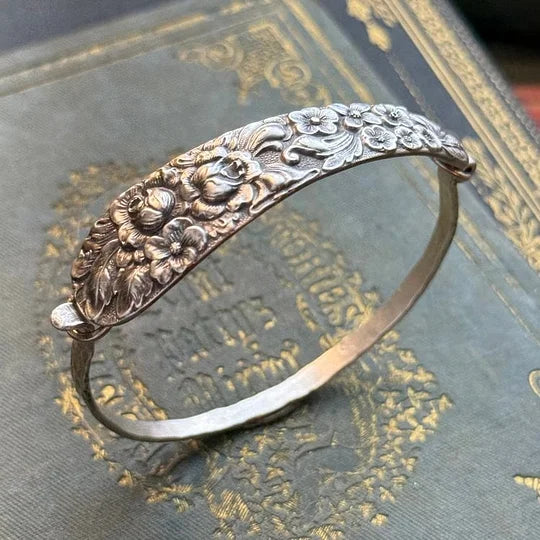 Delyth - Pulsera de plata grabada