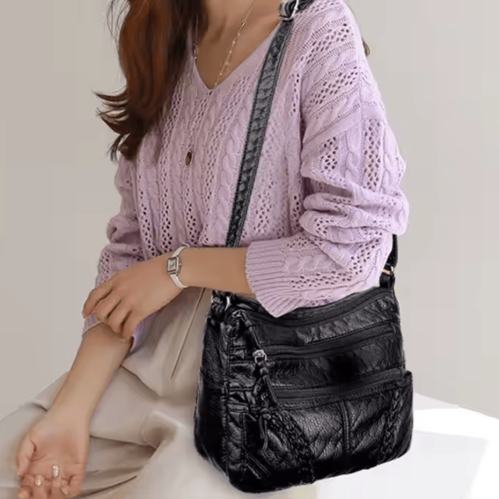 Elegancia suave de Cecilia | Casco de cuero