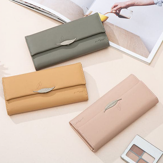 Cartera de cuero elegante con trece repisas y compartimentos para billetes