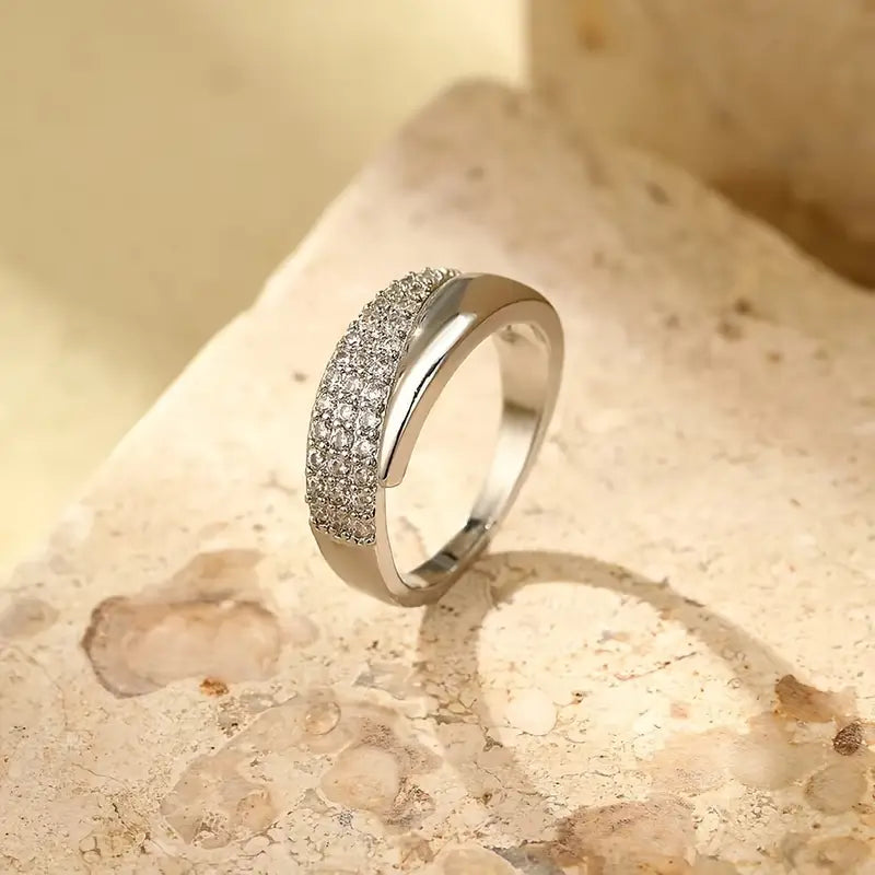 Annalise - Elegante anillo con banda dividida