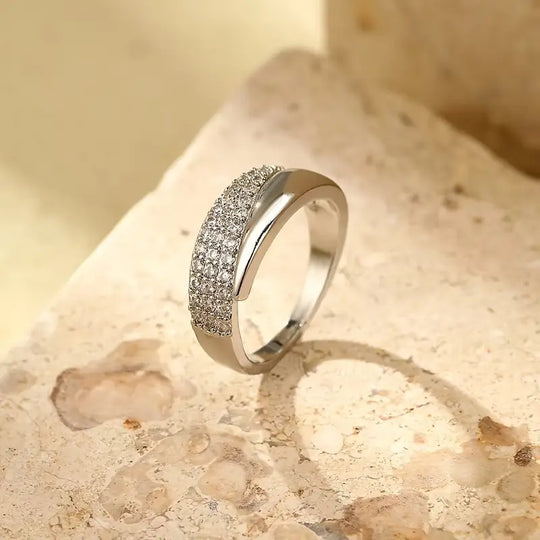 Annalise - Elegante anillo con banda dividida